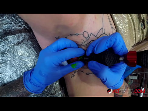 ❤️ Sully Savage, hottie estremamente tatuata, hà fattu un tatuatu nantu à u clitoris ❤❌ Video sessu à porn co.mathem-1-class.ru